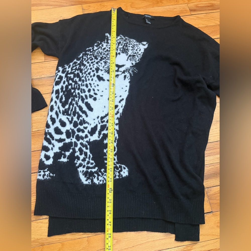 Forever 21 Black & White Leopard Jaguar Cheetah Long Sleeve Sweater Top Shirt - Picture 10 of 11